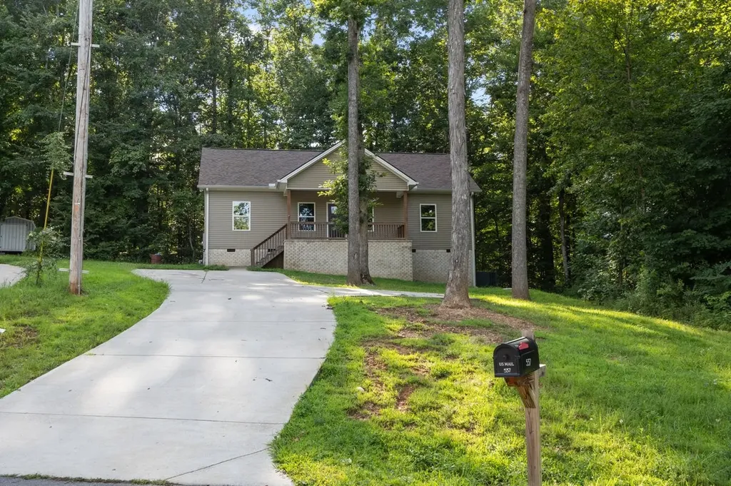 537 Lewis Lane Charlotte TN 37036