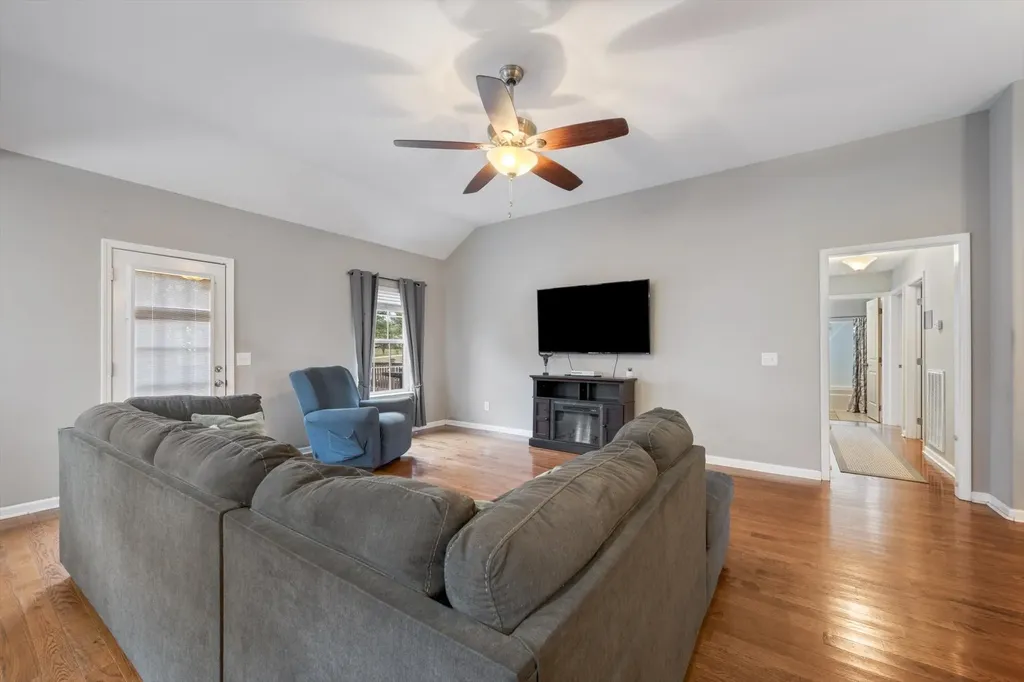 406 Hobbs Drive White House TN 37188