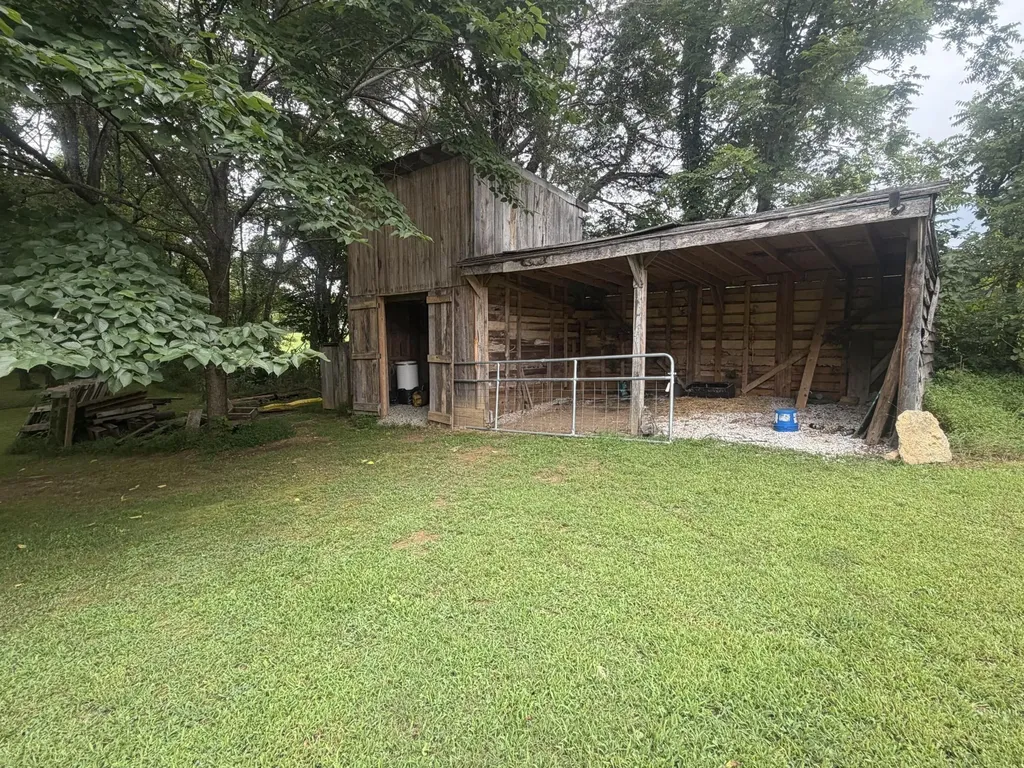 8732 Old State Highway 28 Pikeville TN 37367