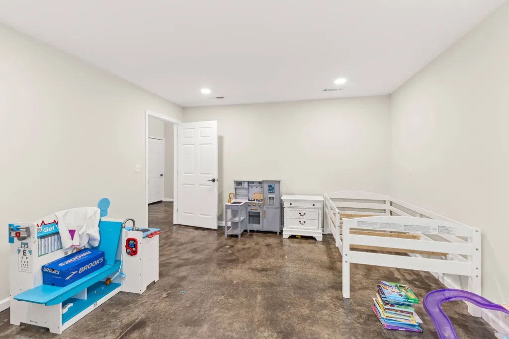 176 S Palmers Chapel Road White House TN 37188