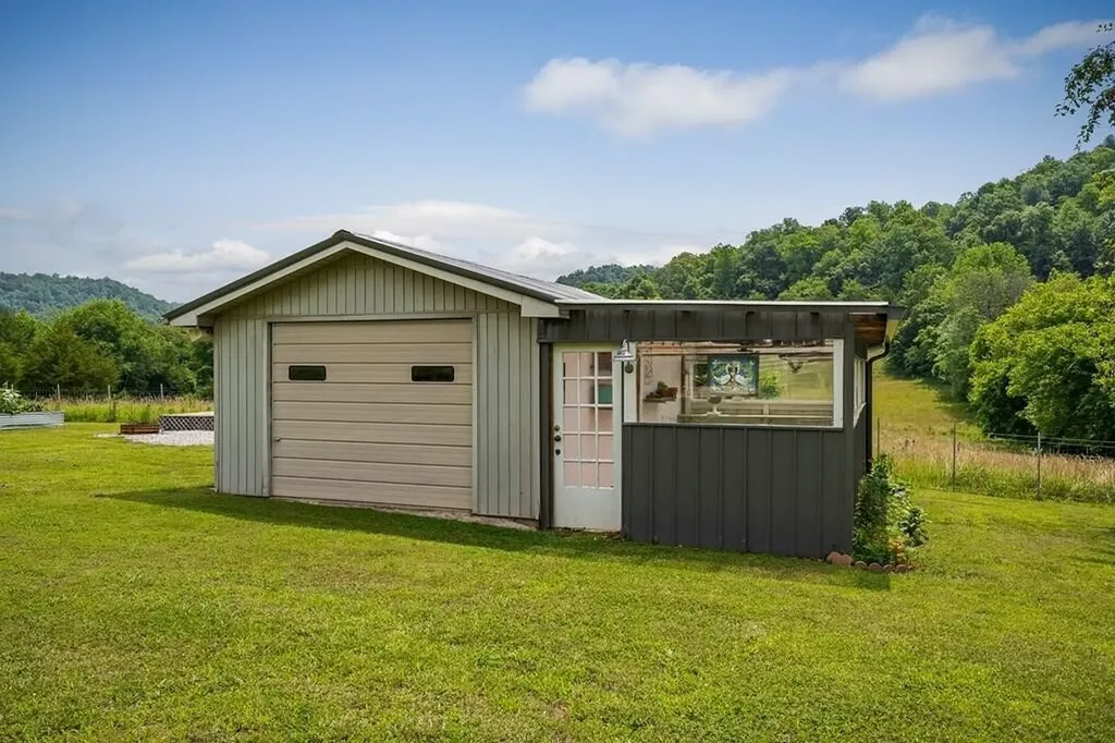 1653 Lester Flatt Road Sparta TN 38583