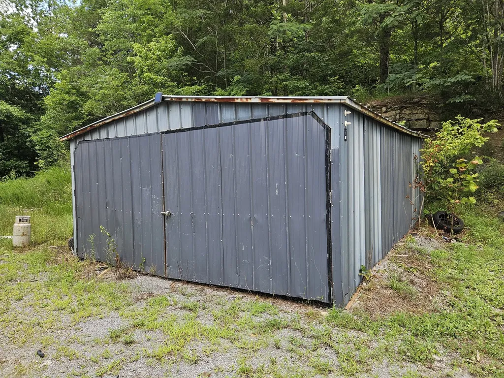 1142 Trace Creek Road Whitleyville TN 38588