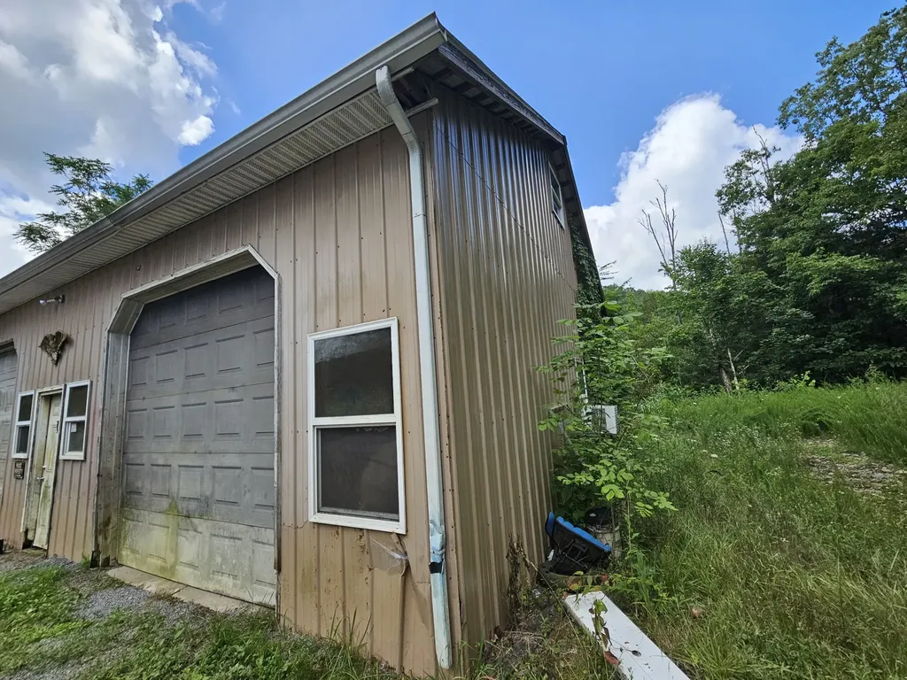 1142 Trace Creek Road Whitleyville TN 38588