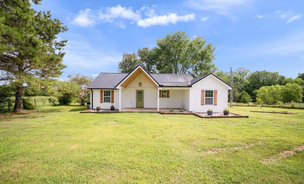 1601 Maple Valley Road Charlotte TN 37036