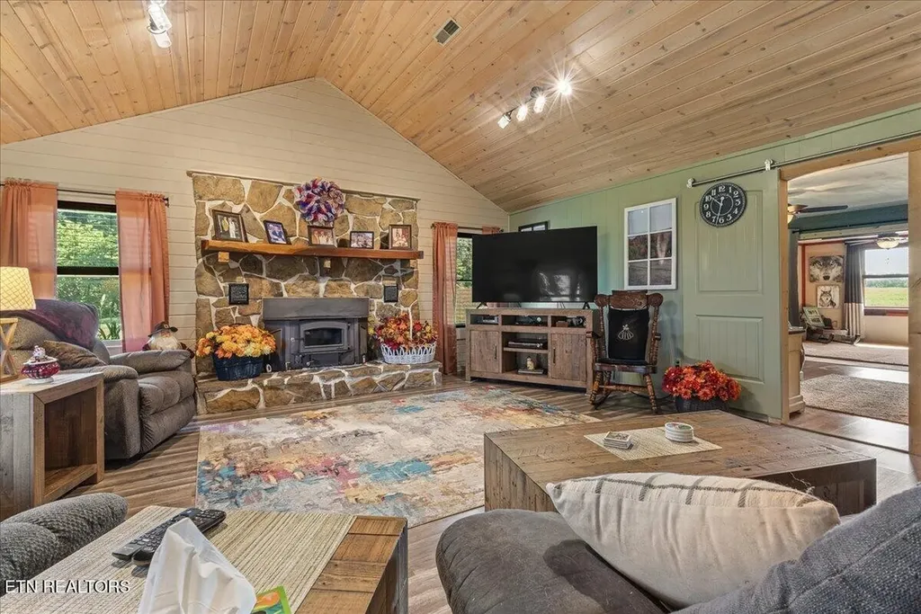 910 Reagan Valley Road Tellico Plains TN 37385