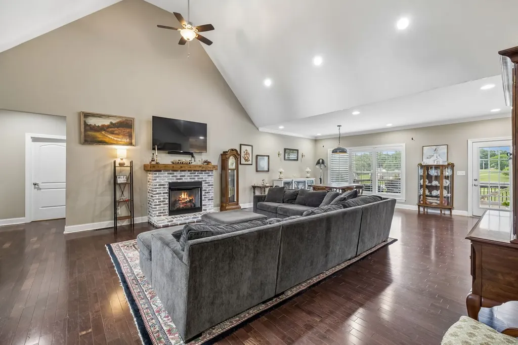 1002 Douglas Court Dickson TN 37055