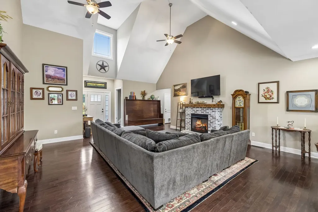 1002 Douglas Court Dickson TN 37055