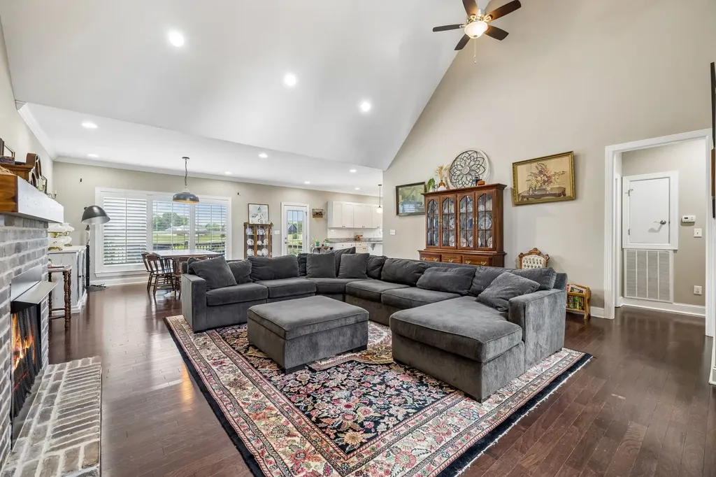 1002 Douglas Court Dickson TN 37055