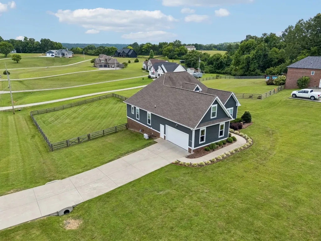 1002 Douglas Court Dickson TN 37055