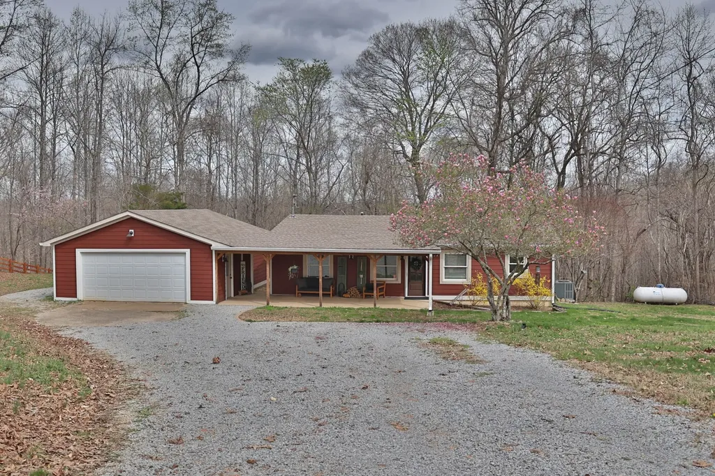 1660 Leatherwood Road White Bluff TN 37187