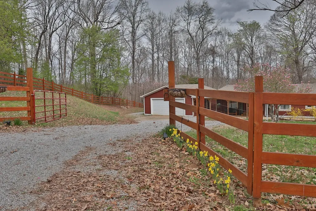 1660 Leatherwood Road White Bluff TN 37187