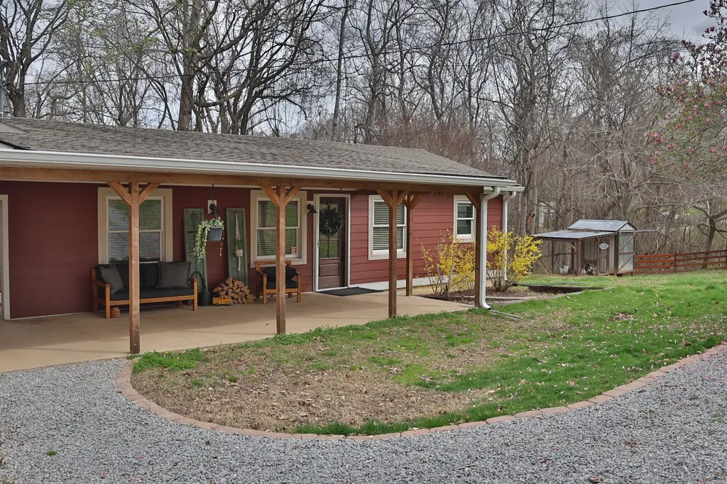 1660 Leatherwood Road White Bluff TN 37187
