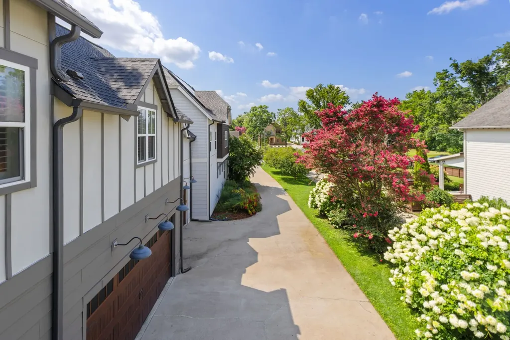 908B Gale Lane Nashville TN 37204