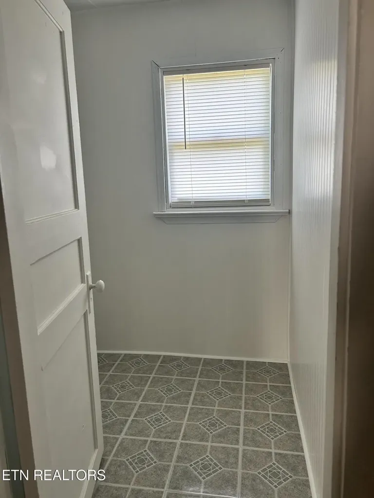 826 N Chamberlain Avenue Rockwood TN 37854