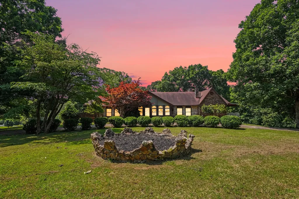 168 Blue Bird Road Summertown TN 38483