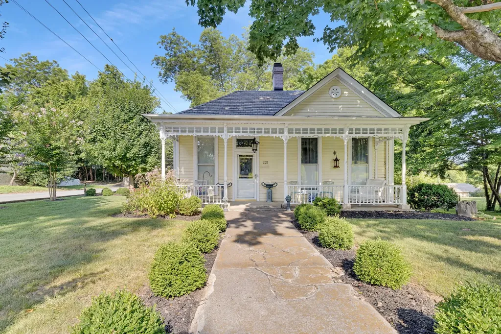 221 Walnut Street Springfield TN 37172