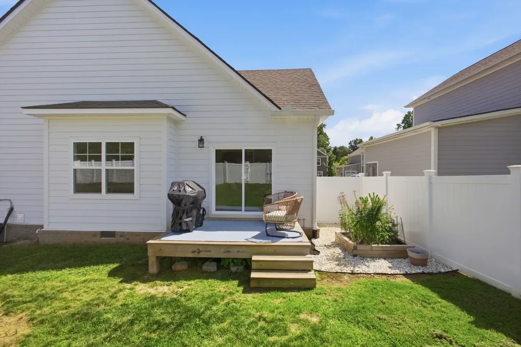 1005 Sycamore Rdg, E Burns TN 37029