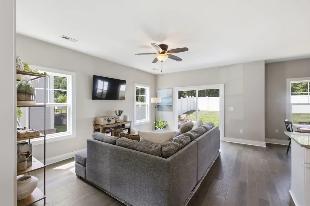 1005 Sycamore Rdg, E Burns TN 37029