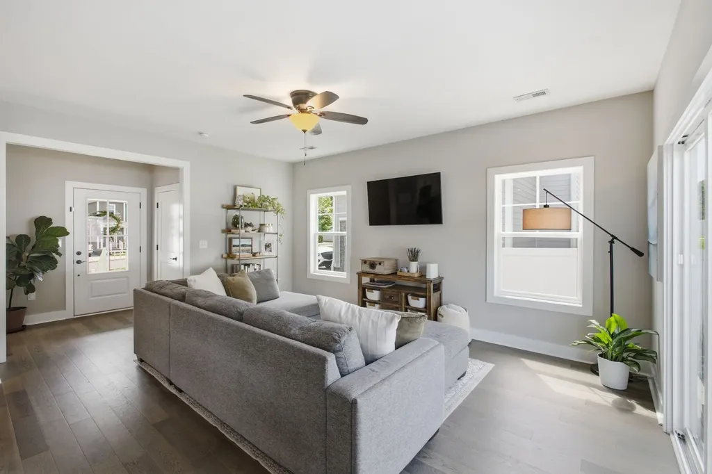 1005 Sycamore Rdg, E Burns TN 37029