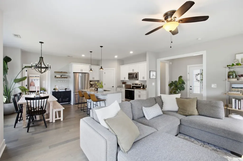 1005 Sycamore Rdg, E Burns TN 37029