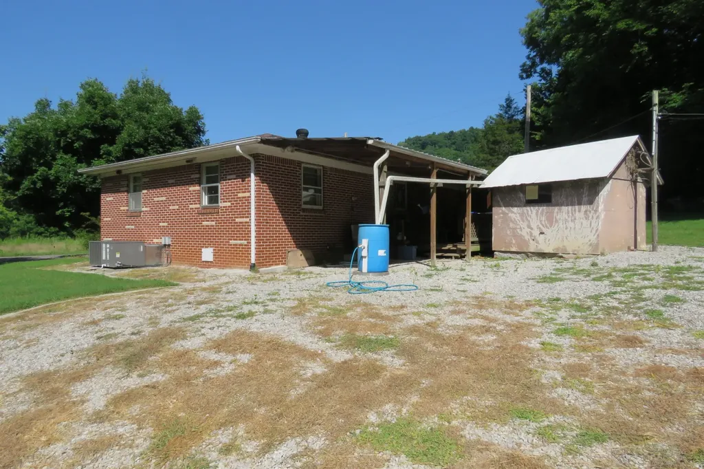 1757 Wet Mill Creek Road Celina TN 38551