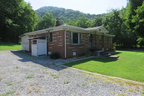 1757 Wet Mill Creek Road Celina TN 38551
