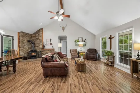 4574 Hampshire Pike Hampshire TN 38461