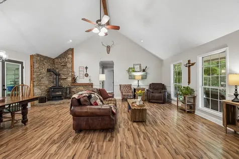 4574 Hampshire Pike Hampshire TN 38461