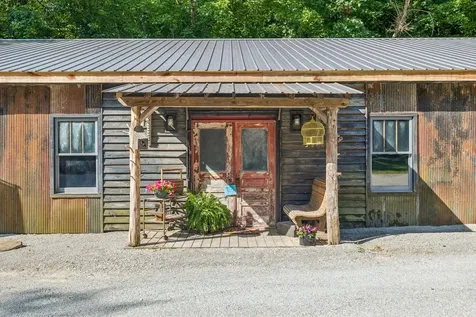 4574 Hampshire Pike Hampshire TN 38461