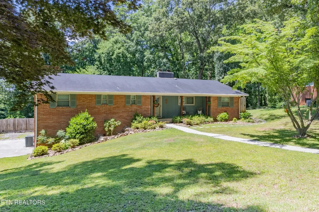 907 W 6th Avenue Lenoir City TN 37771