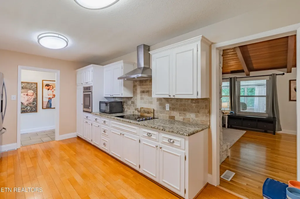 907 W 6th Avenue Lenoir City TN 37771