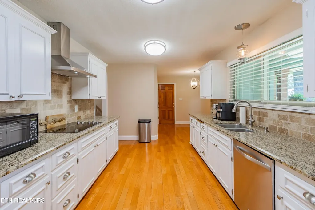 907 W 6th Avenue Lenoir City TN 37771