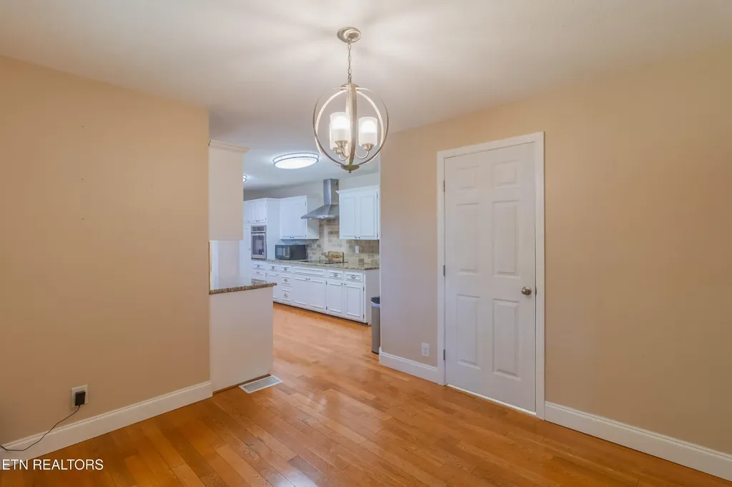 907 W 6th Avenue Lenoir City TN 37771