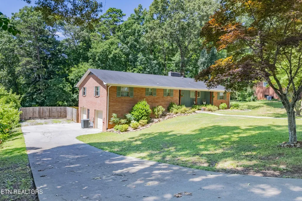 907 W 6th Avenue Lenoir City TN 37771