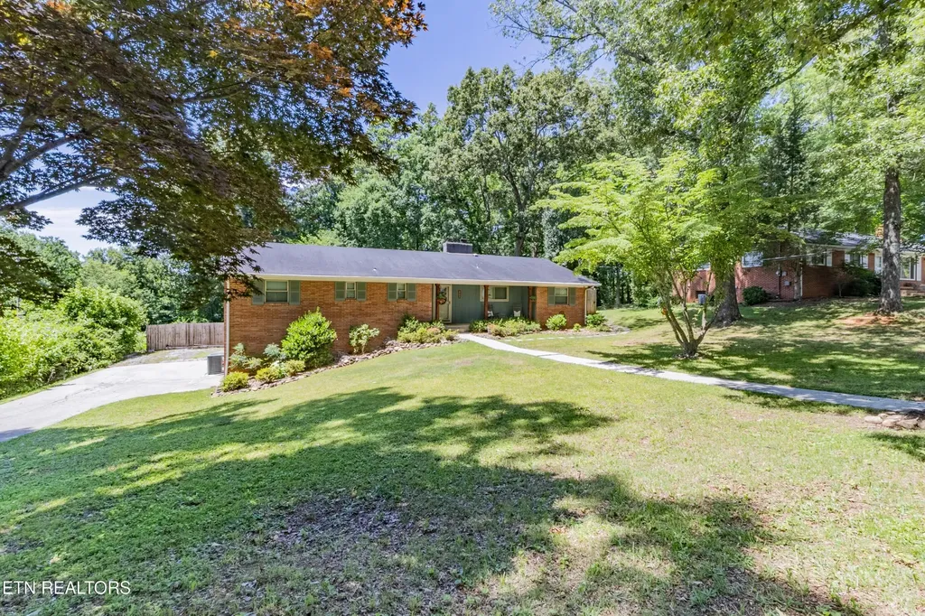 907 W 6th Avenue Lenoir City TN 37771