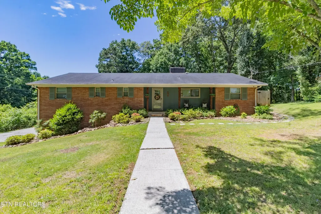907 W 6th Avenue Lenoir City TN 37771