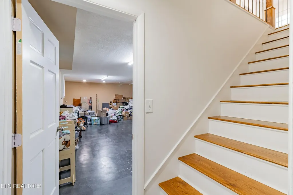 907 W 6th Avenue Lenoir City TN 37771