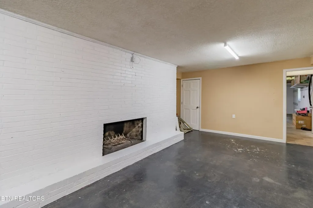 907 W 6th Avenue Lenoir City TN 37771