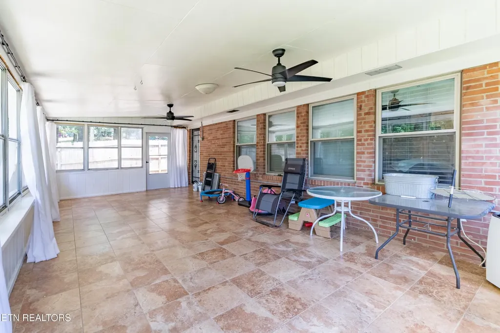 907 W 6th Avenue Lenoir City TN 37771