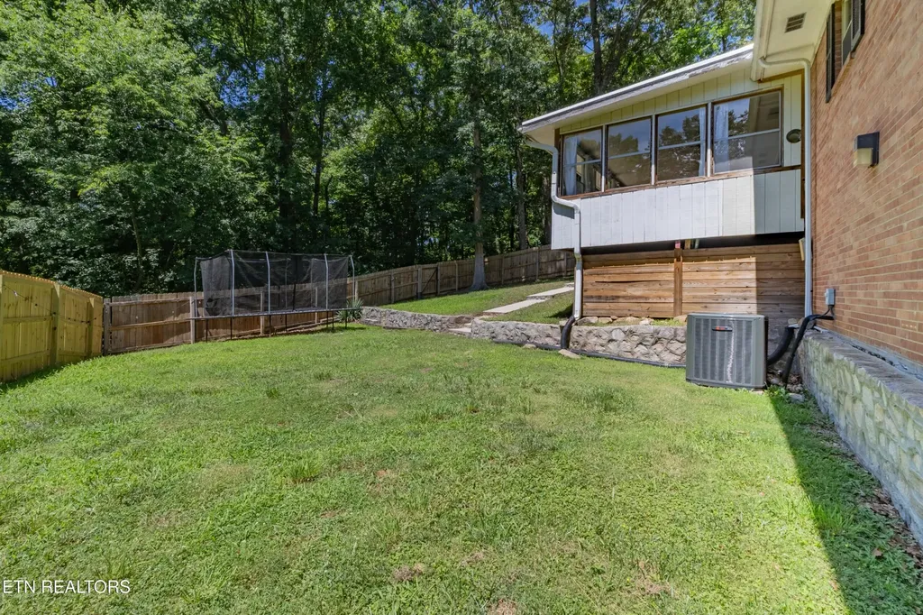 907 W 6th Avenue Lenoir City TN 37771