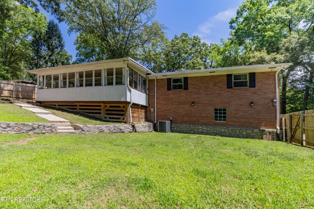 907 W 6th Avenue Lenoir City TN 37771