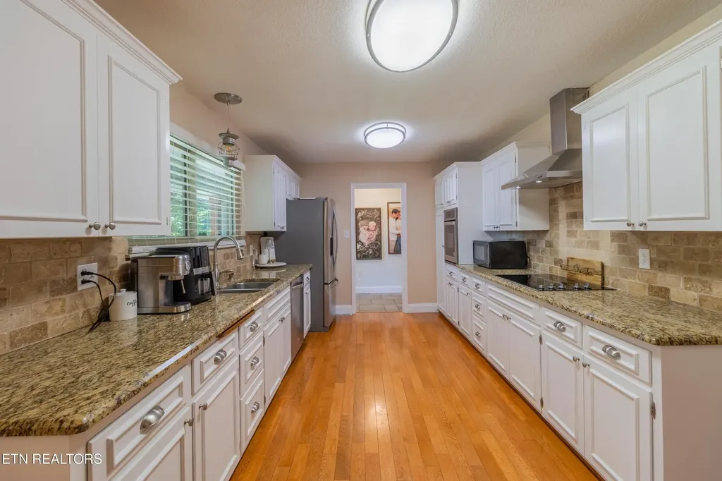 907 W 6th Avenue Lenoir City TN 37771