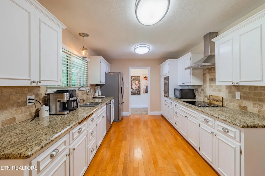 907 W 6th Avenue Lenoir City TN 37771