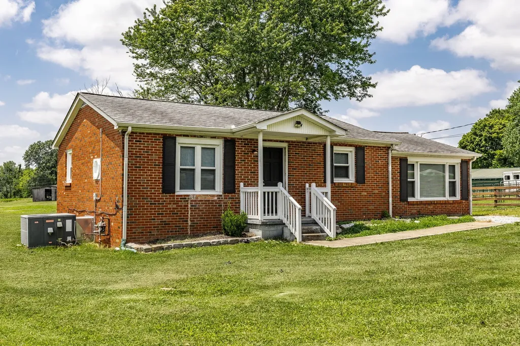2952 Highway 41, S Springfield TN 37172