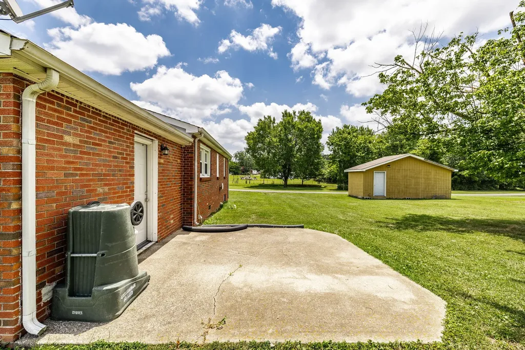 2952 Highway 41, S Springfield TN 37172