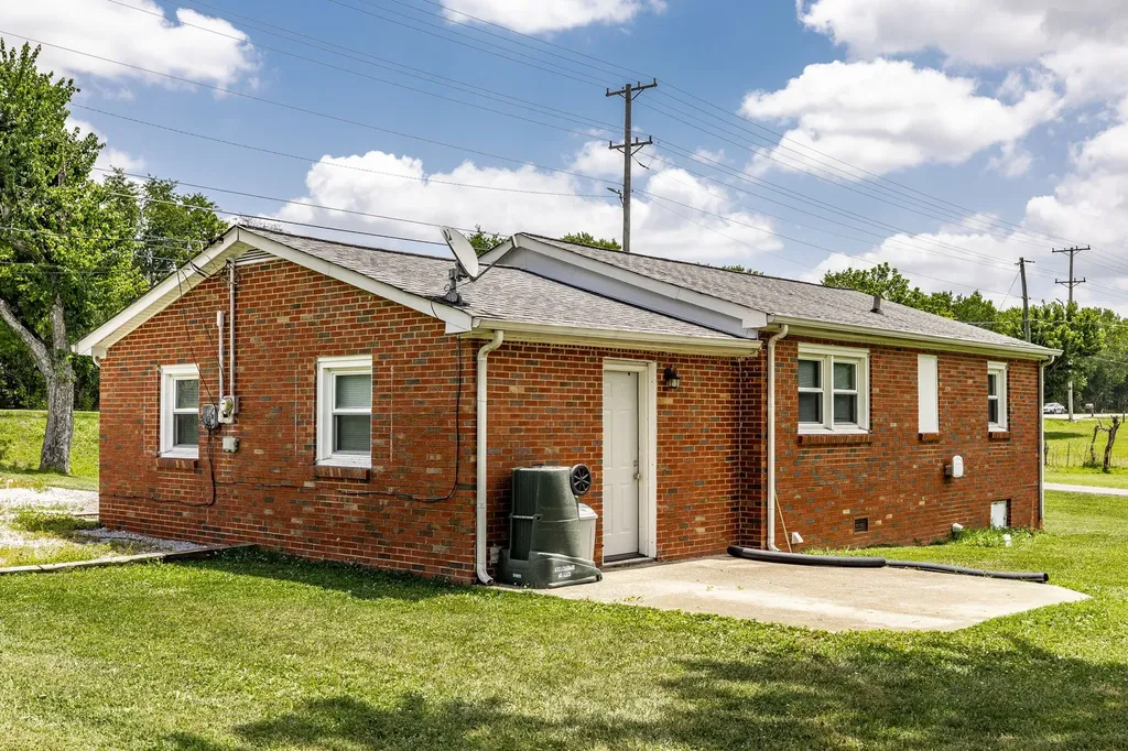 2952 Highway 41, S Springfield TN 37172