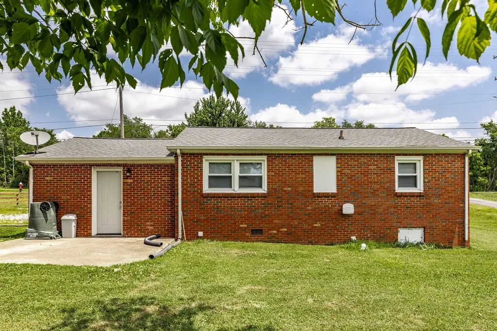 2952 Highway 41, S Springfield TN 37172