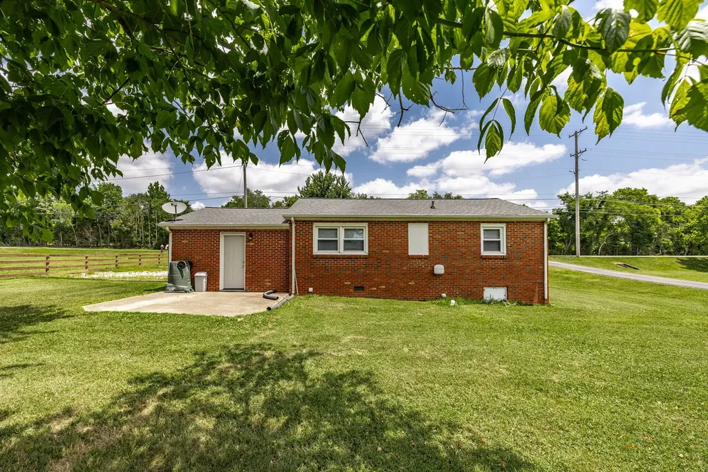 2952 Highway 41, S Springfield TN 37172