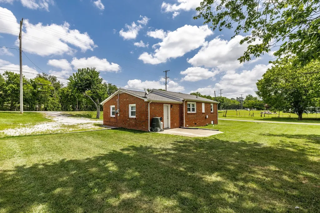 2952 Highway 41, S Springfield TN 37172