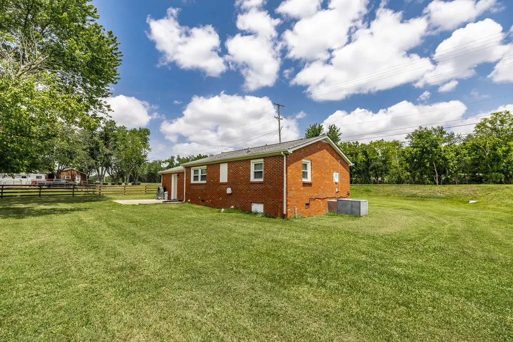 2952 Highway 41, S Springfield TN 37172